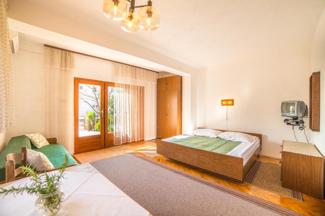 Apartments Antic 4255 Selce Bagian luar foto
