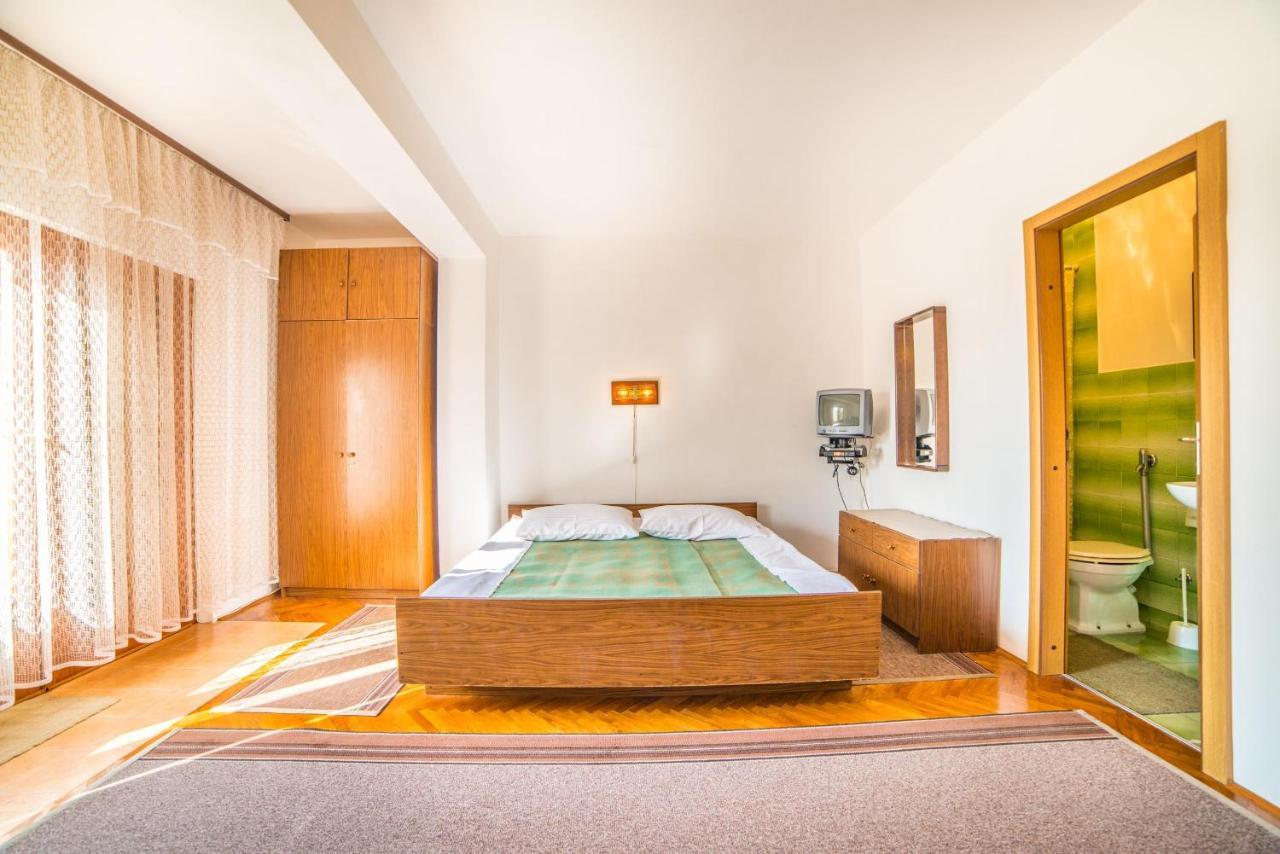 Apartments Antic 4255 Selce Bagian luar foto