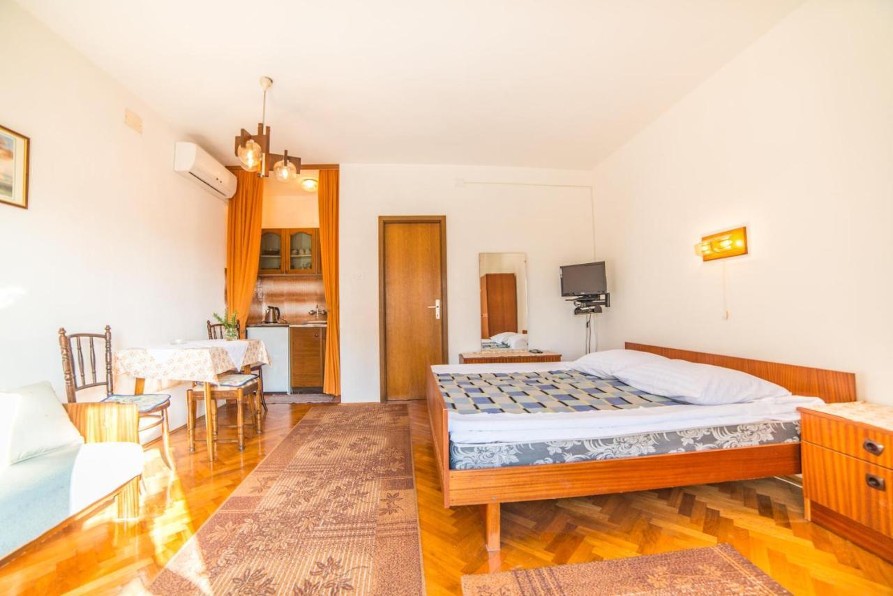 Apartments Antic 4255 Selce Bagian luar foto